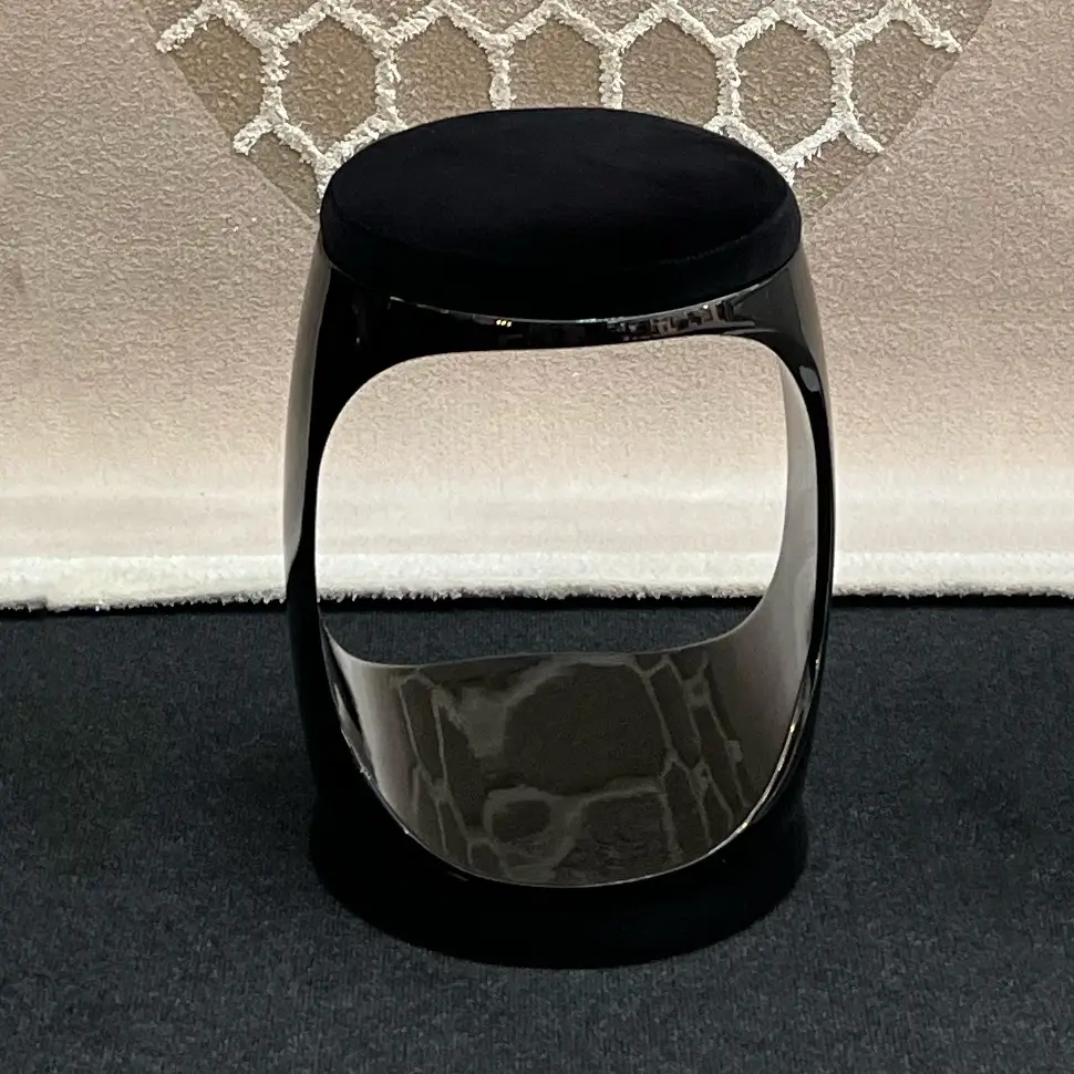 Photo_02_Decorex_23_Signet_Ring_Black_Weightlessness_Gravity_06_carree