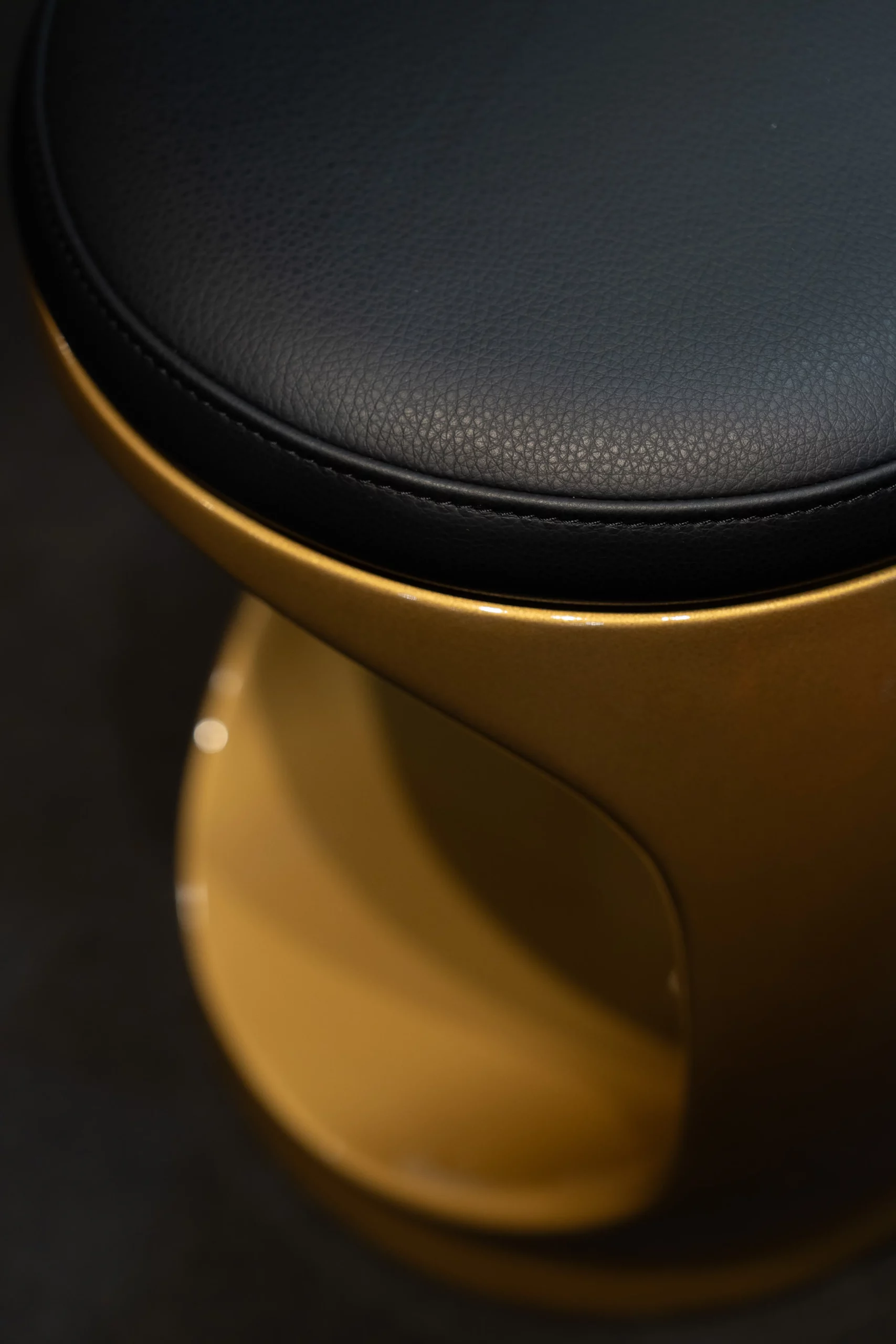 Photo_03_M&O_0923_stand_products_Signet_Ring_Gold_01