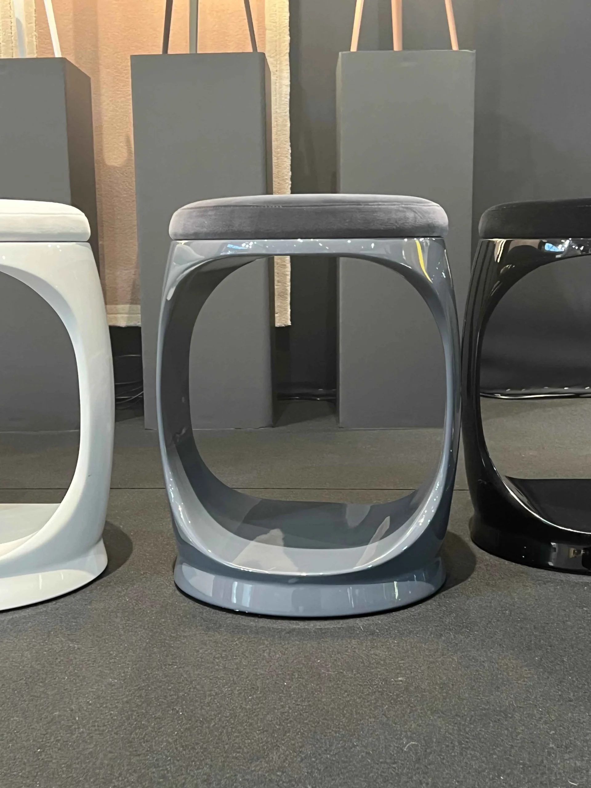 Photo_04_M&O_0124_stand_products_Signet_Ring_Gray_02