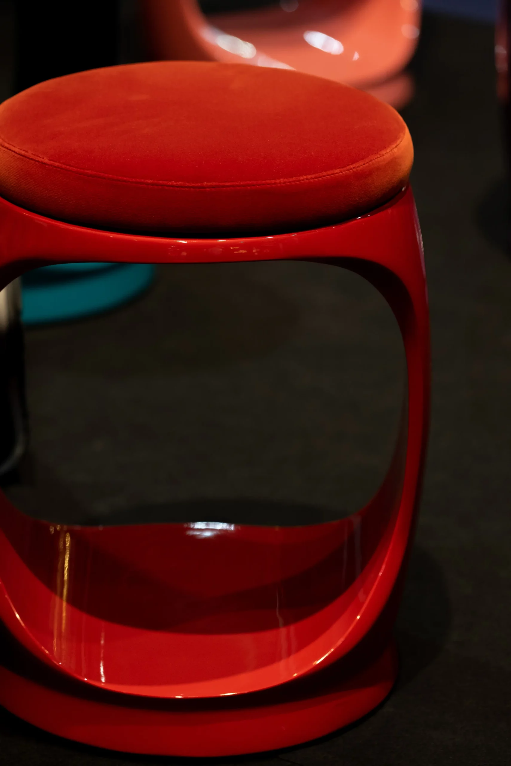 Photo_04_M&O_0923_stand_products_Signet_Ring_Red_02