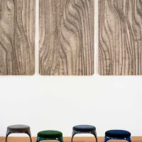 Photo_04_tabourets_Signet_Ring_Ambiance_Troinex_Marron_Vert_Forêt_Gris_Bleu_Marine_4