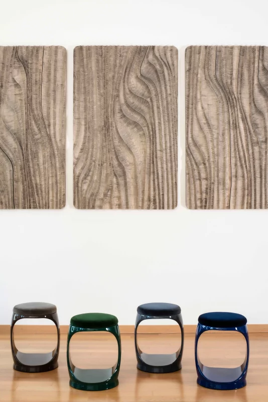 Photo_04_tabourets_Signet_Ring_Ambiance_Troinex_Marron_Vert_Forêt_Gris_Bleu_Marine_4