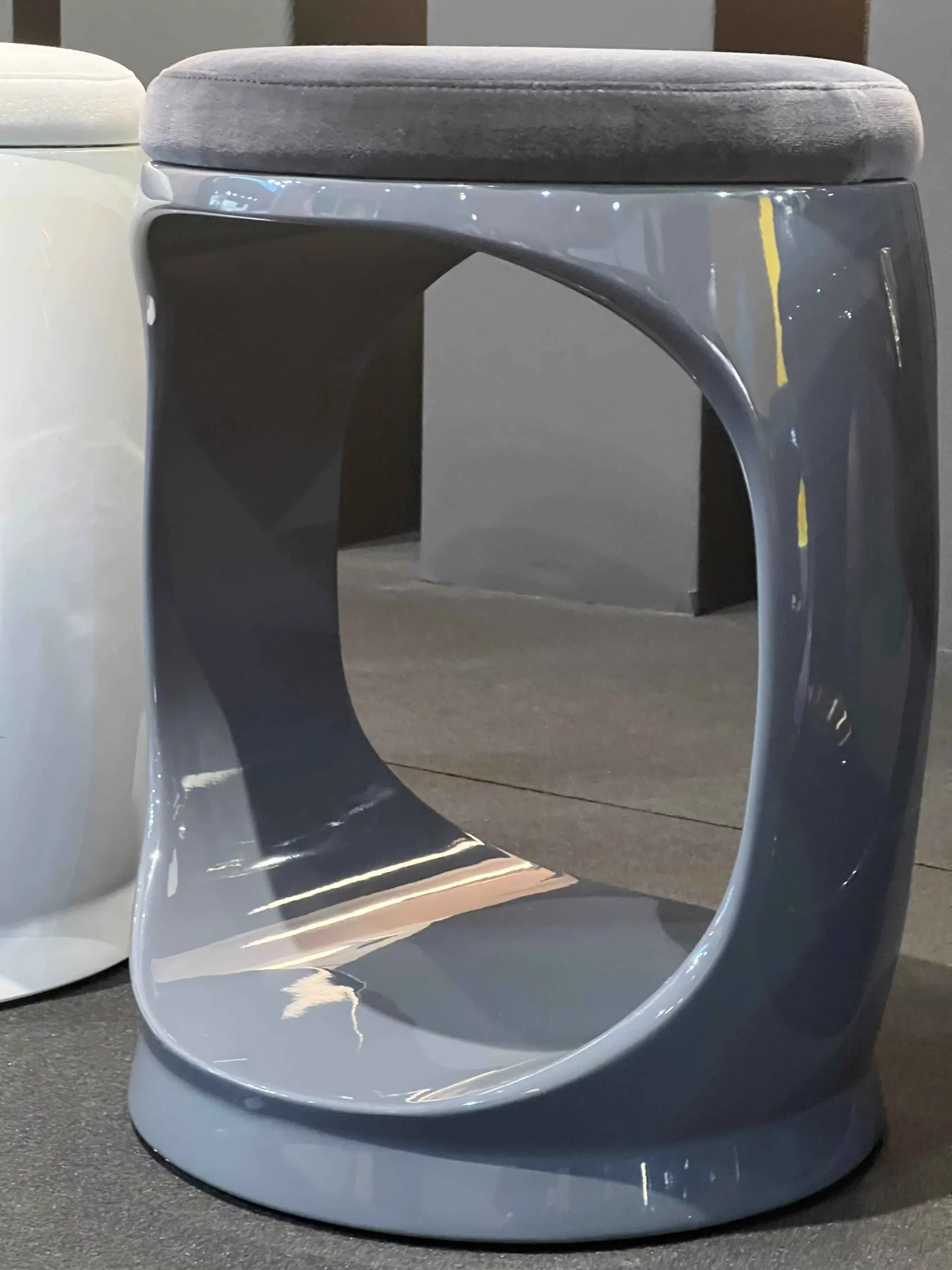 Photo_05_M&O_0124_stand_products_Signet_Ring_Gray_01