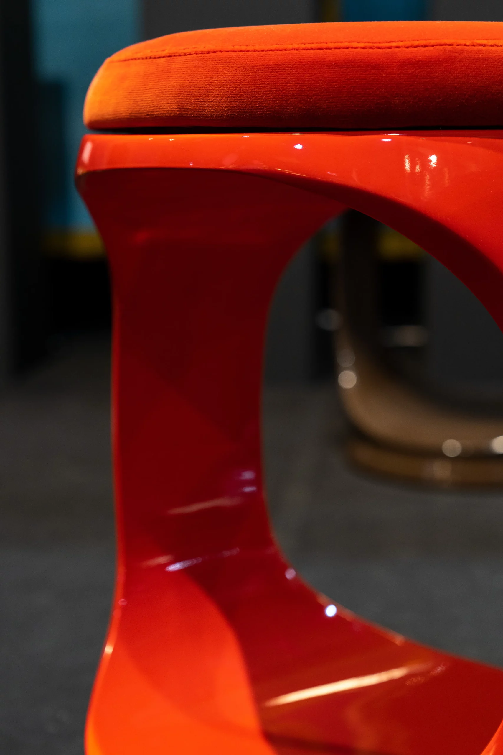 Photo_05_M&O_0923_stand_products_Signet_Ring_Red_03