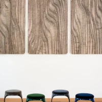 Photo_09_tabourets_Signet_Ring_Marron_Vert_Forêt_Gris_Bleu_Marine_Ambiance_Troinex_0
