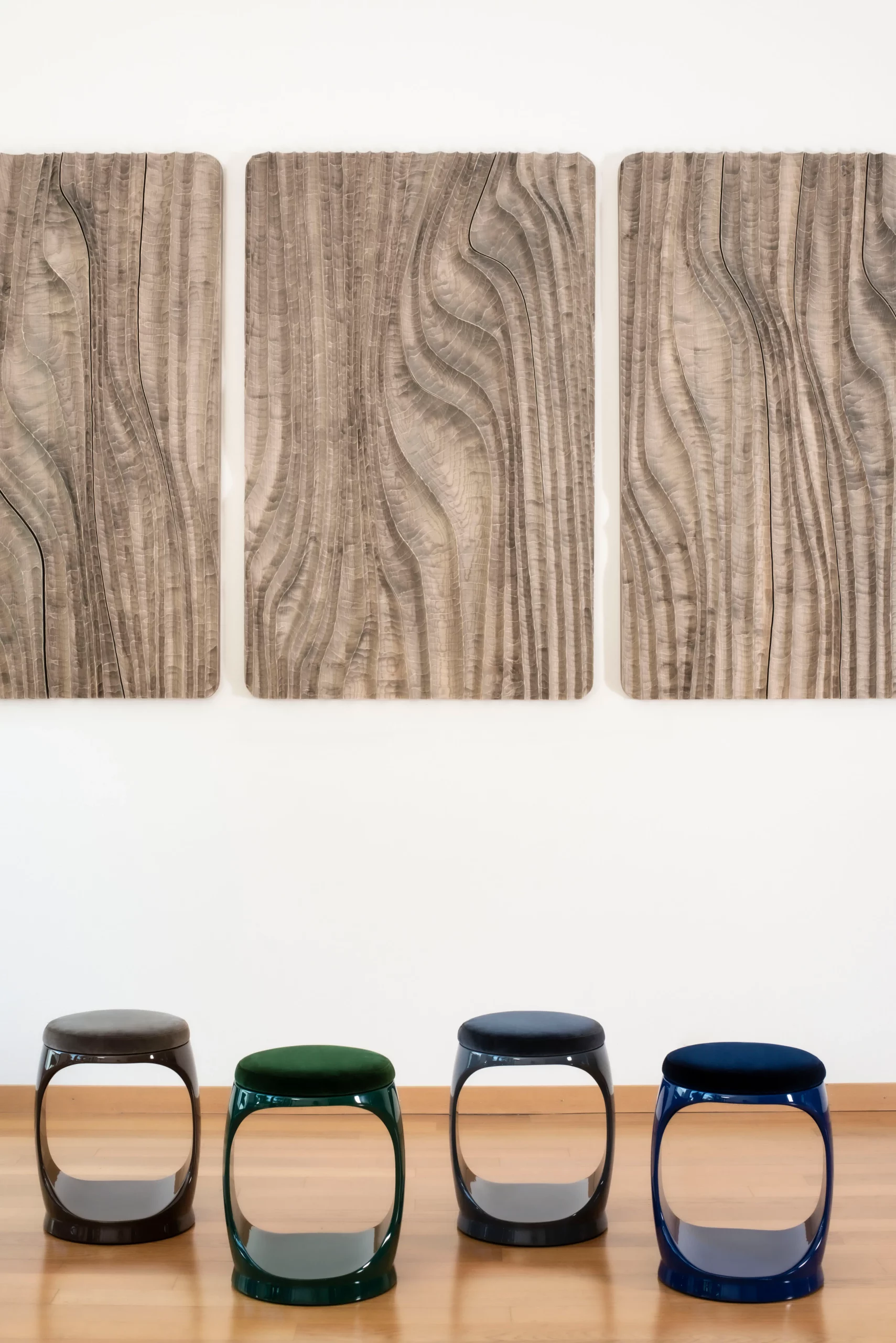 Photo_09_tabourets_Signet_Ring_Marron_Vert_Forêt_Gris_Bleu_Marine_Ambiance_Troinex_0