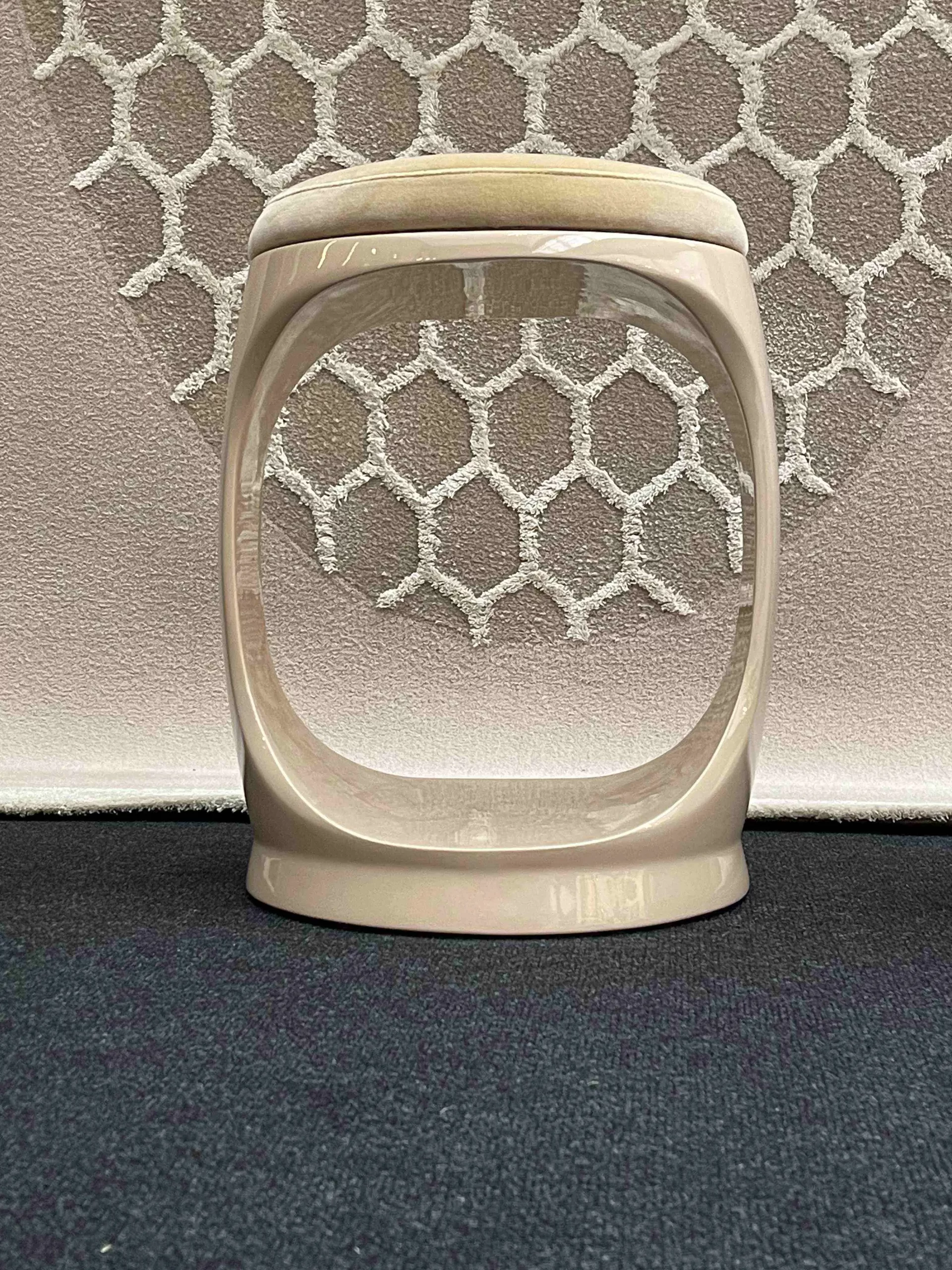 Photo_06_Decorex_1023_Signet_Ring_Beige_Weightlessness_Gravity_01_7