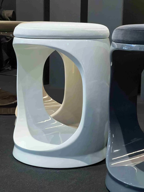 Photo_02_M&O_0124_stand_products_Signet_Ring_White_01_15